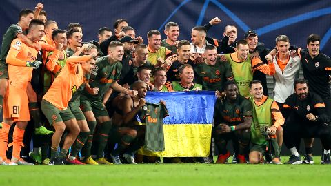 Para pemain Shakhtar berpose dengan bendera Ukraina setelah mengalahkan RB Leipzig di Liga Champions pada bulan September. 