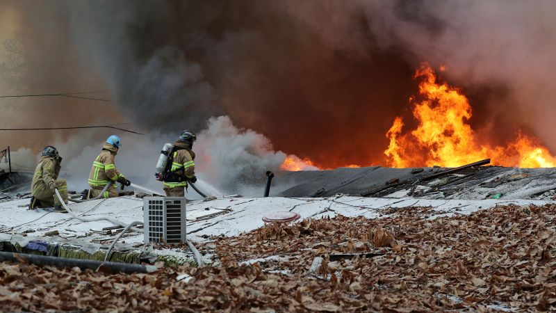 قرية كوريونغ ، كوريا الجنوبية: إجلاء 500 شخص بعد اندلاع حريق هائل في أحد الأحياء الفقيرة الأخيرة في سيول