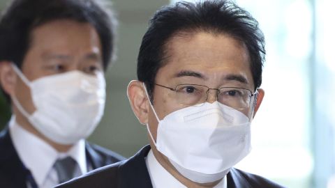 De Japanse premier Fumio Kishida heeft het ministerie van Volksgezondheid gevraagd om het verlagen van de status van Covid-19 te bespreken.