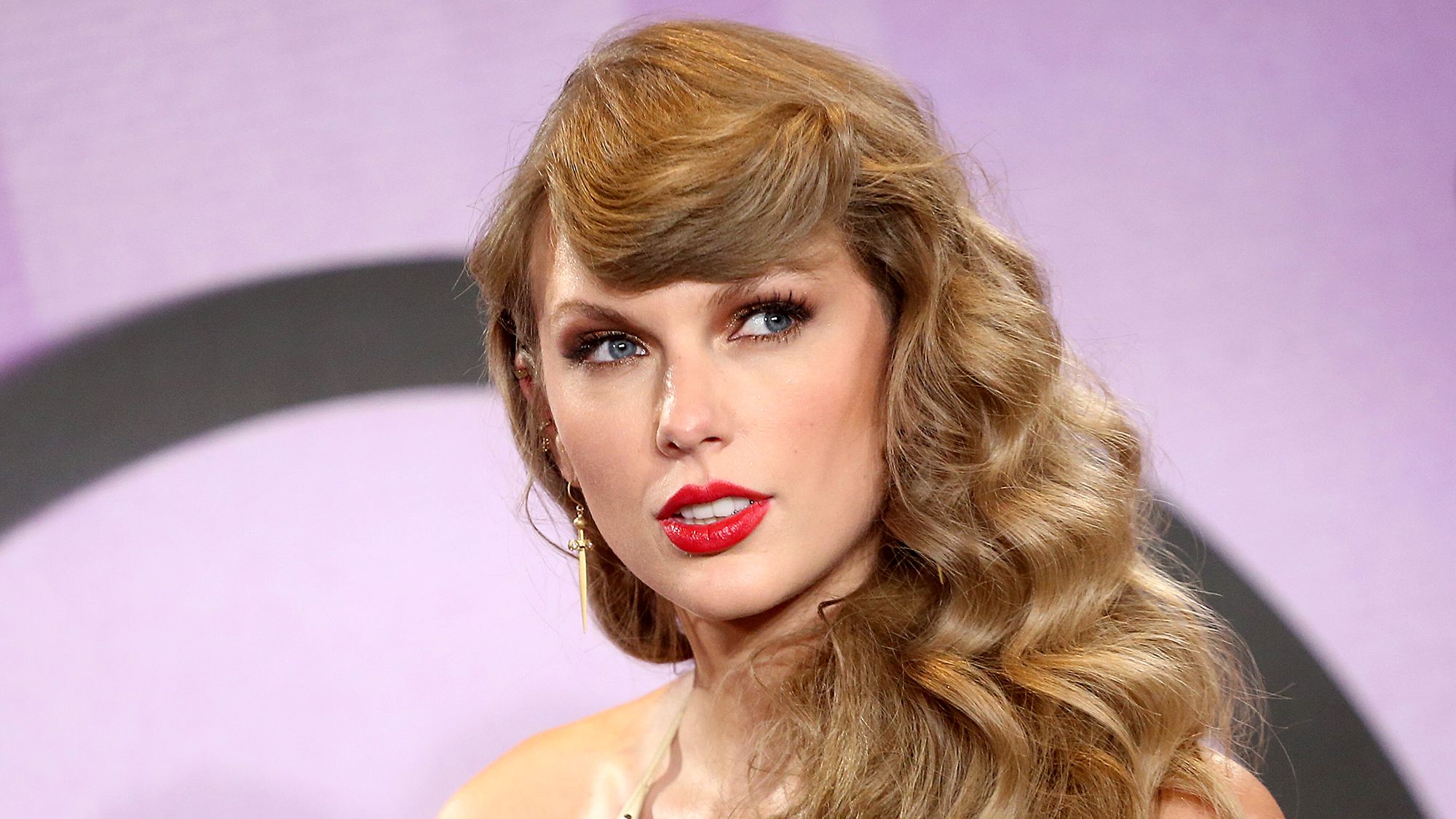 Taylor Swift heads to NY recording studio amid reported romance