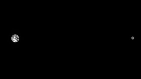 Η Γη (αριστερά) και η Σελήνη φαίνονται στις απέναντι πλευρές της ίδιας εικόνας που τραβήχτηκε από το τροχιακό στις 29 Αυγούστου 2022.