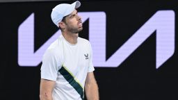 Анди от Англия Мъри реагира след точка против австралиеца Танаси Кокинакис по време на техния мач на сингъл при мъжете в четвъртия ден от шампионата по тенис на Australian Open в Мелбърн на 20 януари 2023 година - -- ИЗОБРАЖЕНИЕТО Е ОГРАНИЧЕНО ДО РЕДАКЦИОННА УПОТРЕБА - ИЗКЛЮЧИТЕЛНО БЕЗ КОМЕРСИАЛНА УПОТРЕБА -- (Снимка от WILLIAM WEST / AFP) / -- ИЗОБРАЖЕНИЕТО Е ОГРАНИЧЕНО ДО РЕДАКЦИОННА УПОТРЕБА - ИЗКЛЮЧЕНО БЕЗ ТЪРГОВСКА УПОТРЕБА -- (Снимка от WILLIAM WEST/AFP посредством Getty Images)
