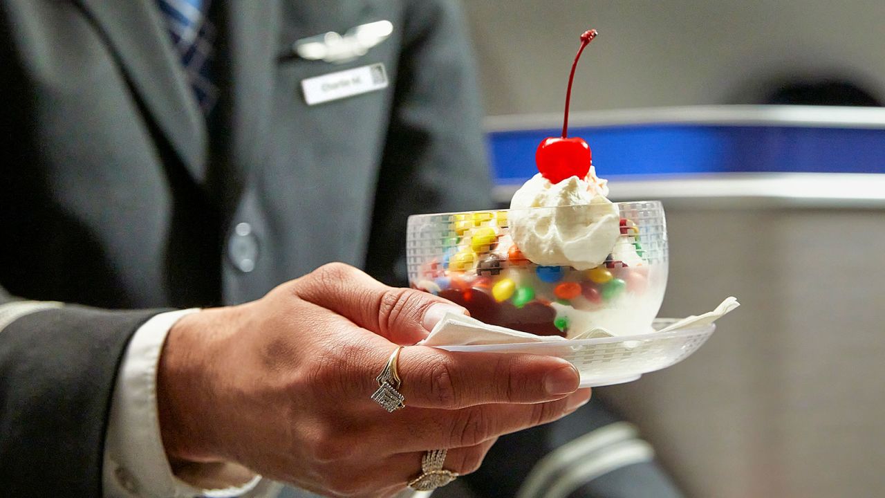 Desserts are returning to premium cabins on United's international flights.
