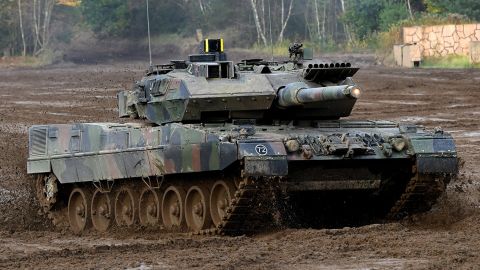 Tank tempur utama Leopard 2 A7 terlihat di area pelatihan militer di Munster, Jerman utara (file foto).