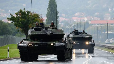 Deux chars Leopard 2 avant un événement marquant la réception des premières unités du nouveau char le 15 septembre 2021 à Bad Frankenhausen, en Allemagne.