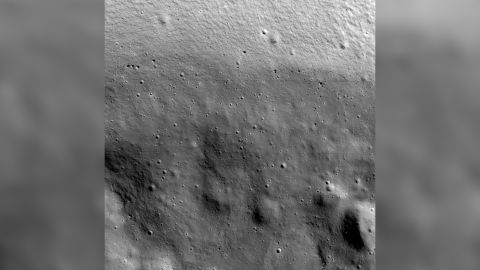 第一张 ShadowCam 图像以前所未有的细节显示了沙克尔顿陨石坑永久阴影的墙壁和地板。