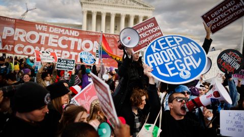 Unterstützer der Abtreibungsrechte veranstalten am 20. Januar 2023 in Washington, DC, während der 50. jährlichen Rallye „March for Life“ auf der National Mall einen Gegenprotest. 