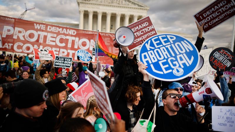 La Cour suprême a annulé Roe v. Wade et ralentit maintenant l’avortement