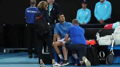 Djokovic menerima perhatian selama waktu medis pada hari Sabtu. 