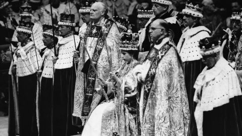 Ratu Elizabeth II dimahkotai di Westminster Abbey pada 2 Juni 1953. 