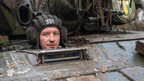2023 年 1 月 20 日星期五，一名坦克指挥官在乌克兰普里皮亚季演习期间乘坐 T-72。
