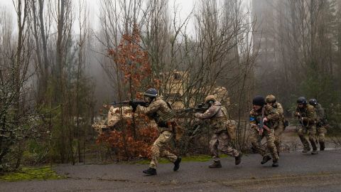 乌克兰突击部队准备在 2023 年 1 月 20 日星期五的演习中袭击乌克兰普里皮亚季的一座建筑物。