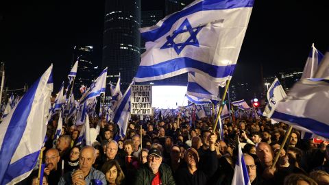Izraelscy protestujący biorą udział w wiecu przeciwko nowemu rządowi Netanjahu w Tel Awiwie, 21 stycznia 2023 r.