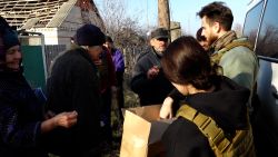 εθελοντές βοήθειας της Ουκρανίας Wedeman pkg