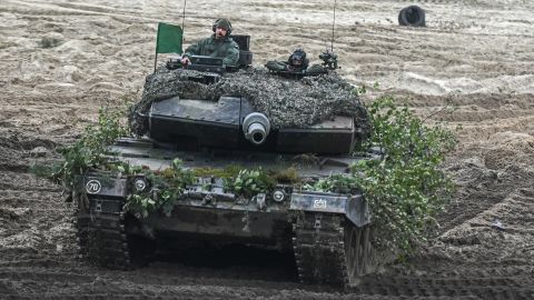 Des militaires polonais conduisent un char Leopard lors d'une démonstration de tir réel sur le terrain d'entraînement de Nowa Deba le 21 septembre 2022 à Nowa Deba, en Pologne. 