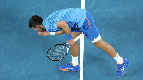 Novak Djokovic merayakan setelah mengalahkan Alex de Minaur untuk mencapai perempat final.