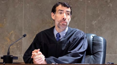 En esta foto de archivo, el juez del condado de Fulton, Robert C. McBurney, guía a los posibles jurados a través de los procedimientos hasta un puesto de gran jurado de propósito especial, el 2 de mayo de 2022, en Atlanta.