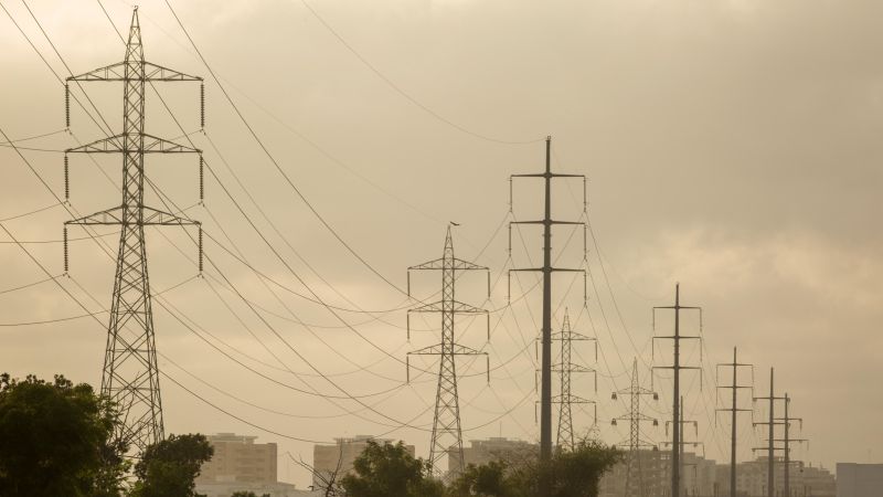 Casi 220 millones de personas en Pakistán están sin electricidad después de los cortes de energía en todo el país.