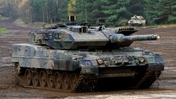 Ένα κύριο άρμα μάχης Leopard 2 A7 των γερμανικών ενόπλων δυνάμεων Bundeswehr διέρχεται από τη λάσπη στο πλαίσιο μιας ενημερωτικής εκπαιδευτικής πρακτικής "Land Operation Exercise 2017" στη στρατιωτική περιοχή εκπαίδευσης στο Munster, στη βόρεια Γερμανία, στις 13 Οκτωβρίου 2017. / AFP ΦΩΤΟΓΡΑΦΙΑ / PATRIK STOLLARZ (Η πίστωση φωτογραφίας θα πρέπει να είναι PATRIK STOLLARZ/AFP μέσω Getty Images)