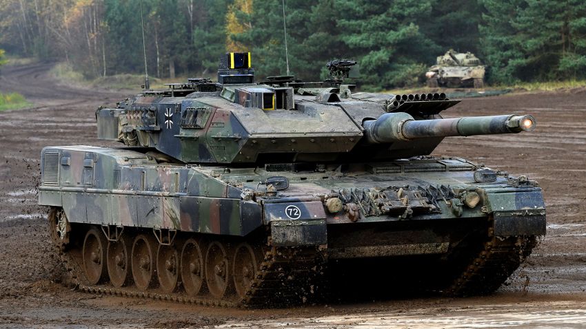 Un char de combat principal Leopard 2 A7 de la Bundeswehr des forces armées allemandes roule dans la boue dans le cadre d'une pratique éducative informative 