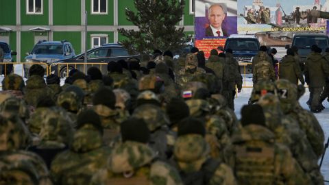 Pasukan cadangan Rusia saat upacara sebelum keberangkatan mereka di Omsk, Rusia pada 6 Januari 2023.