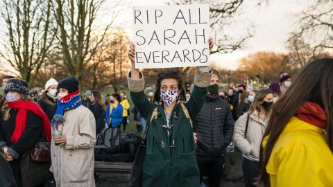 Een demonstrant houdt een bordje vast bij de wake voor Sarah Everard.