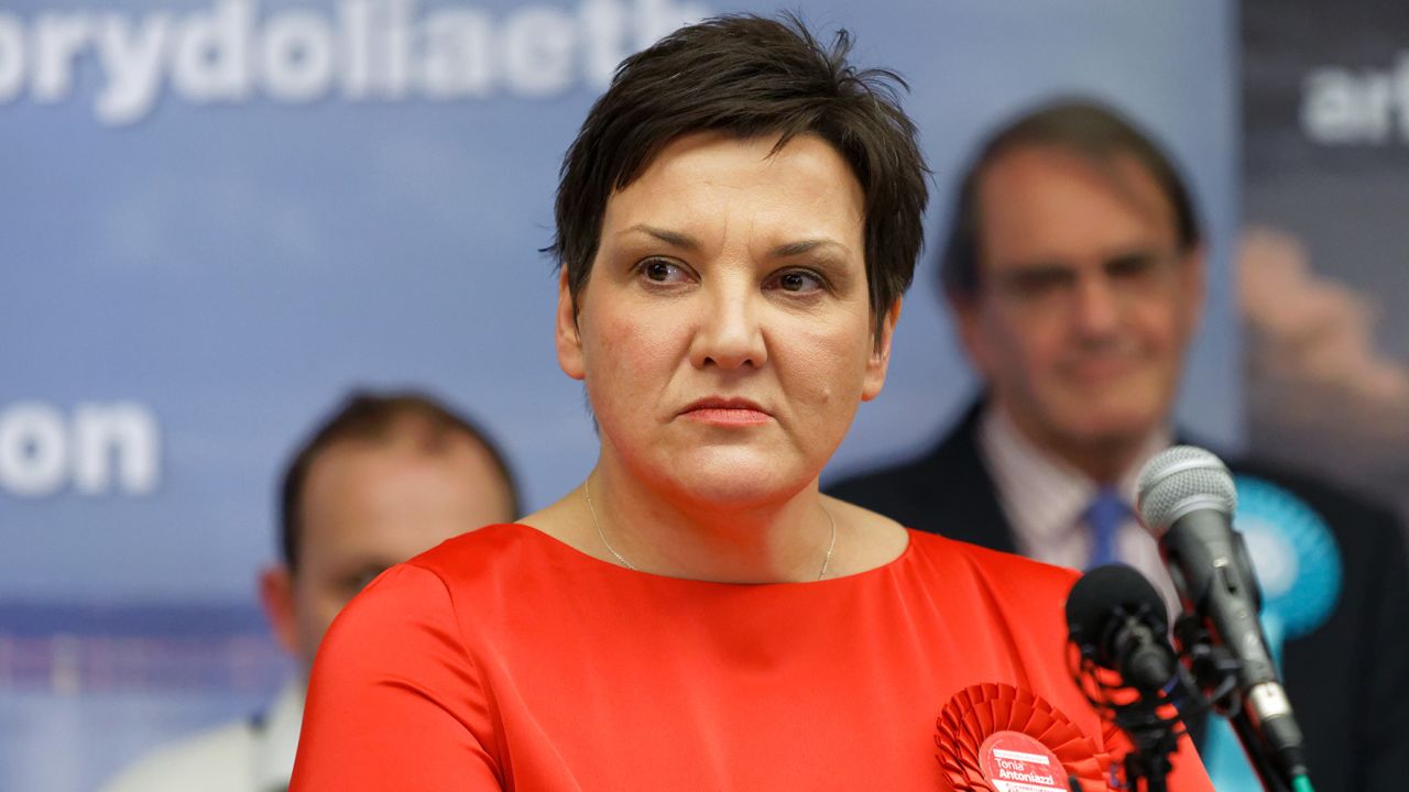 Tonia Antoniazzi gives a speech during the UK general election in December 2019. 