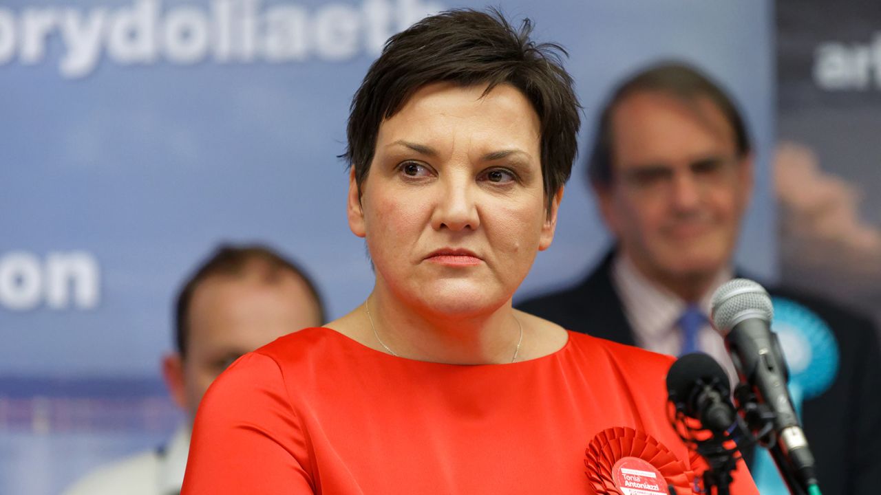 Tonia Antoniazzi gives a speech during the UK general election in December 2019.