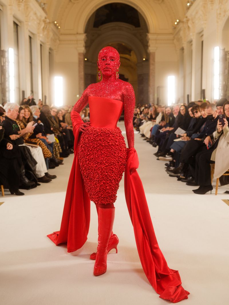 Doja Cat covered in red paint and 30 000 crystals for fashion show