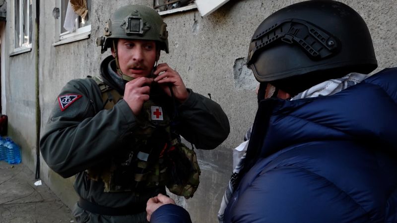 Video: Medics from around the world help Ukraine in Bakhmut | CNN