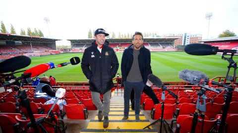 Les coprésidents de Wrexham Rob McElhenney et Ryan Reynolds lors d'une conférence de presse à l'Hippodrome Ground.