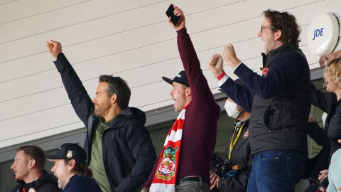 McElhenney melewatkan beberapa menit terakhir kemenangan Wrexham atas Coventry ketika umpan untuk pemirsa AS turun untuk sementara.