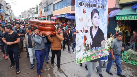17 दिसंबर, 2022 को अयाचूको, पेरू में पेरू के पूर्व राष्ट्रपति पेड्रो कैस्टिलो को पद से हटाने के बाद हुए विरोध प्रदर्शनों के दौरान मारे गए जॉन हेनरी मेंडोज़ा हुआरंका के अंतिम संस्कार में रिश्तेदार और दोस्त शामिल हुए।