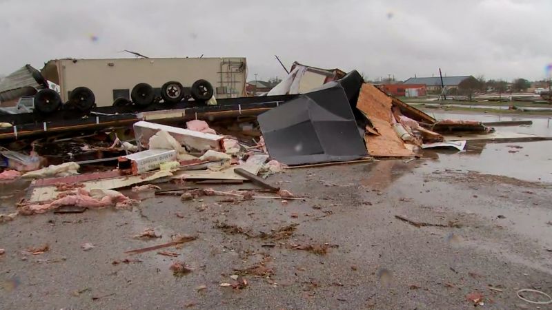 Chauffeurs zijn gestrand en beschadigd in de omgeving van Houston vanwege mogelijke tornado’s Chauffeurs zijn gestrand en beschadigd in de omgeving van Houston vanwege mogelijke tornado’s