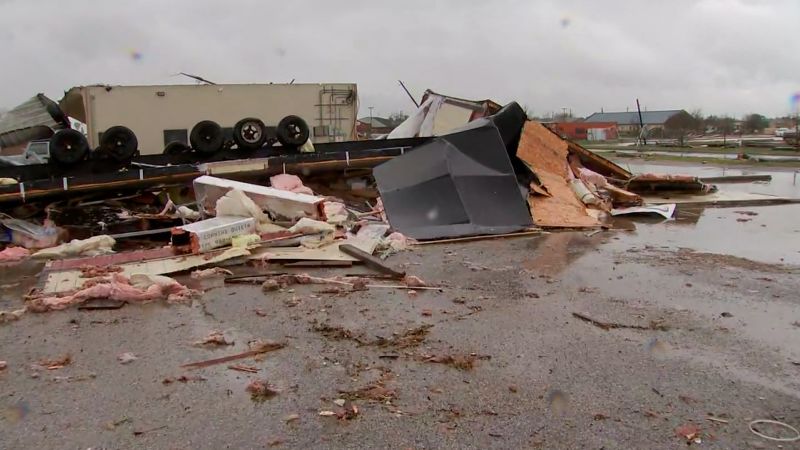 Les conducteurs sont signalés bloqués et endommagés dans la région de Houston en raison de tornades potentielles