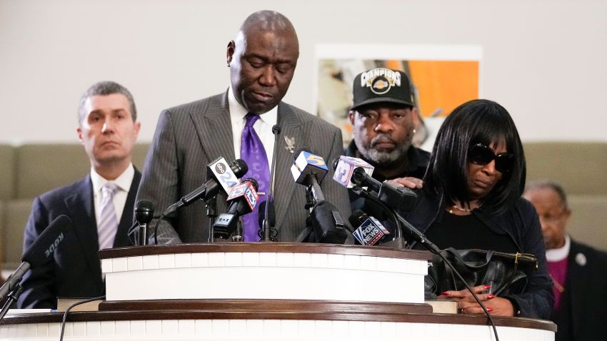 El abogado de derechos civiles Ben Crump habla en una conferencia de prensa con la familia de Dyer Nichols, quien fue asesinado a tiros por agentes de policía de Memphis. , 23 de enero de 2023, en Memphis, Tennessee.  (Foto AP/Gerald Herbert)