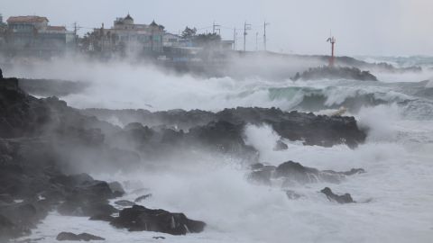 Hautes vagues causées par une tempête de neige sur l'île de Jeju, Corée du Sud, le 24 janvier 2023.