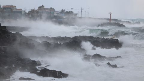 2023 年 1 月 24 日，韩国济州岛因暴风雪而涨潮。