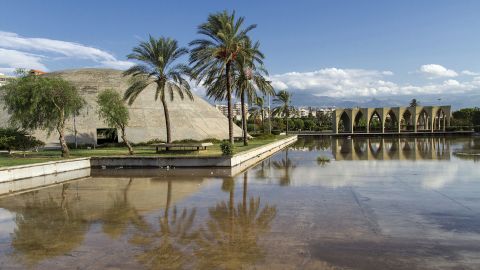 Galeria Internacional Rashid Karami em Trípoli, Líbano, projetada pelo arquiteto brasileiro Oscar Niemeyer. 