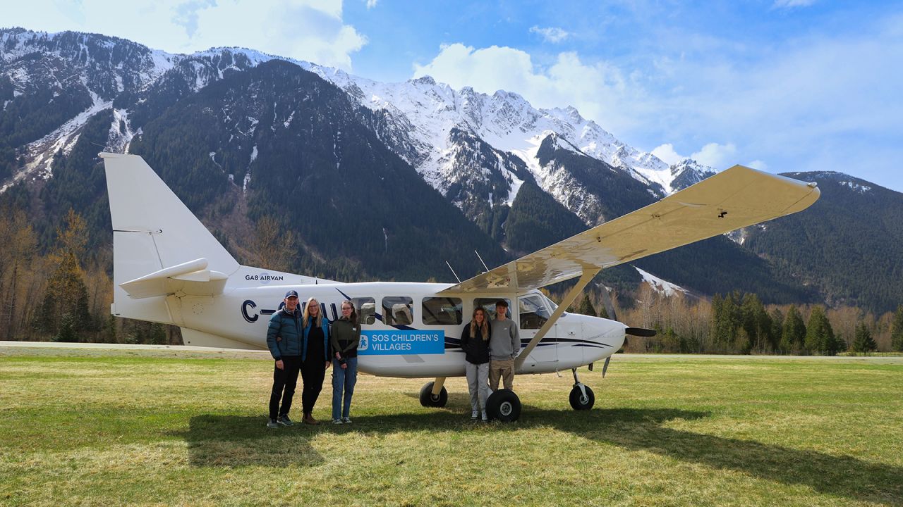 <strong>Special crew:</strong> While Ian acts as chief pilot, Samantha and Sydney are his co-pilots, wife Michelle is in charge of health documents and visas and Christopher takes care of the camera equipment, when he's not studying remotely.