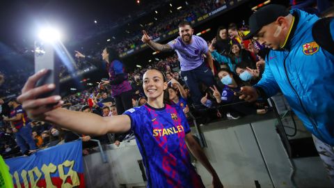 Aitana Bonmati dari FC Barcelona berfoto dengan para penggemar menyusul kemenangan mereka dalam pertandingan leg kedua perempat final Liga Champions Wanita UEFA melawan Real Madrid di Camp Nou pada 30 Maret 2022,