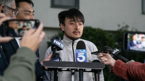 ब्रैंडन त्से, जिसने कैलिफोर्निया के मोंटेरी पार्क में एक बॉलरूम डांस स्टूडियो में आग लगाने वाले बंदूकधारी को निर्वस्त्र कर दिया था, 23 जनवरी को मीडिया से बात करता है।