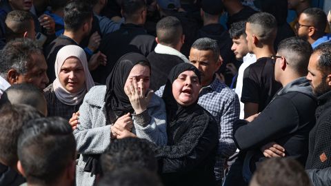 Członkowie rodziny jednego z Palestyńczyków zabitych podczas izraelskiego ataku opłakują jego śmierć podczas pogrzebu w Jenin 26 stycznia 2023 r.