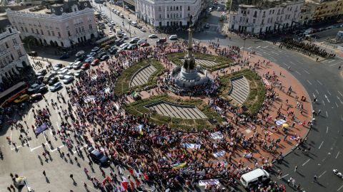 Boluarte próbował uspokoić protestujących i poprosił Kongres o wcześniejszy termin wyborów. 