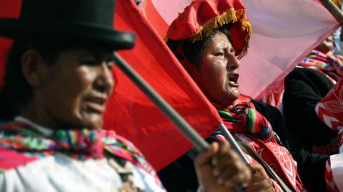 Yerli kadınlar, 24 Ocak'ta Lima'da Boluarte hükümetine karşı bir protestoya katılıyor. 