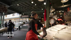 Seattle Pike Place Fish Market throw flying fish heart spc_00010401.png