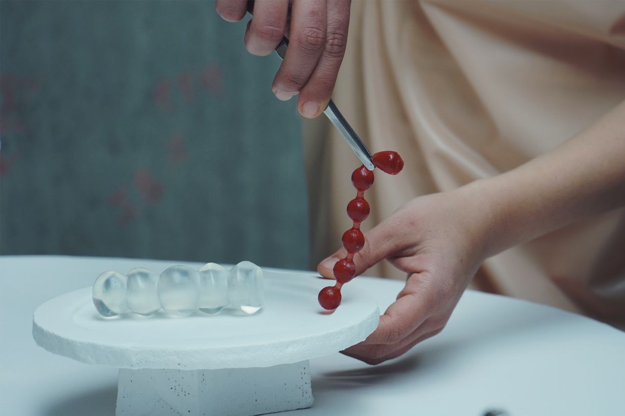 With very strong, concentrated flavors, Lücking's microalgae can be eaten in small quantities as a snack or added to a dish as a natural flavor enhancer.