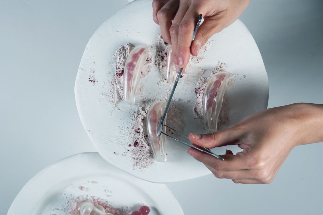 The casing on the red, crab-flavored microalgae recreates the "shell" of a leg or claw, and the microalgae gel can be teased out, echoing the eating experience of real crab.