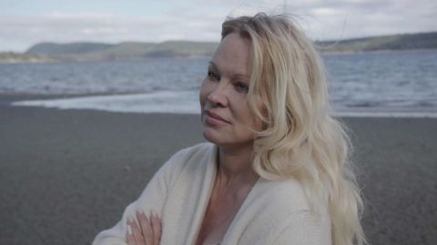 Pamela Anderson opens up in the documentary "Pamela, a love story."