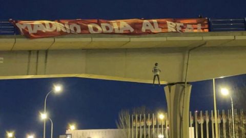 A doll wearing a Vinicius shirt hangs on a bridge near Real Madrid's training ground.